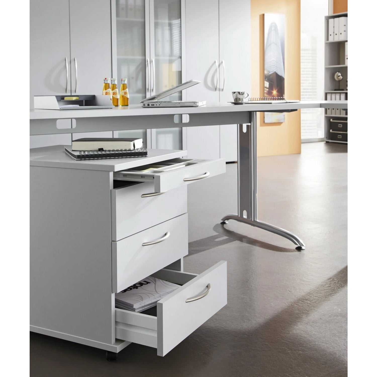 Rollcontainer der Serie BELA 16 S mit drei ausgezogenen Schubladen von hjh OFFICE PRO