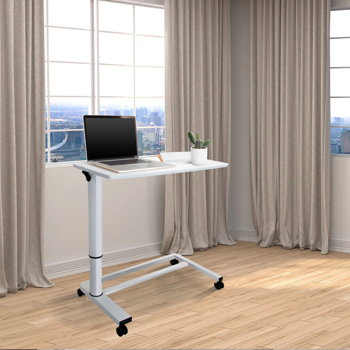 Weißer Stehschreibtisch STAND II mit Rollen und Laptop auf einer hellen Holzbodengruppe von hjh OFFICE
