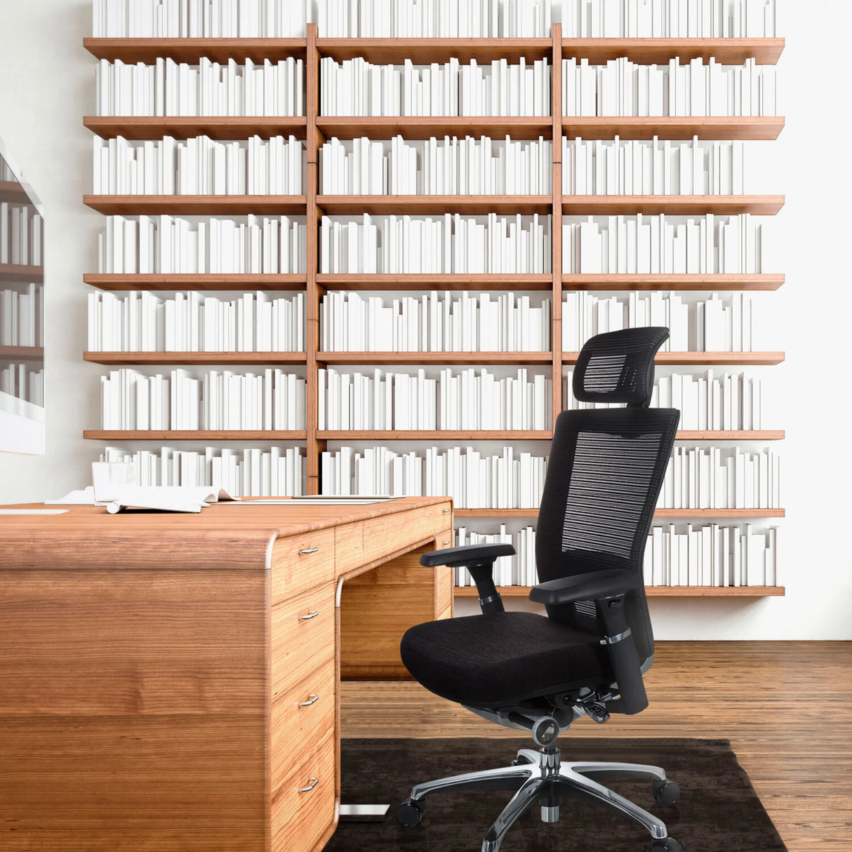 Schwarzer High-End-Bürostuhl NOVA PRO I mit Kopfstütze und Netzrücken vor einem Holzschreibtisch von hjh OFFICE