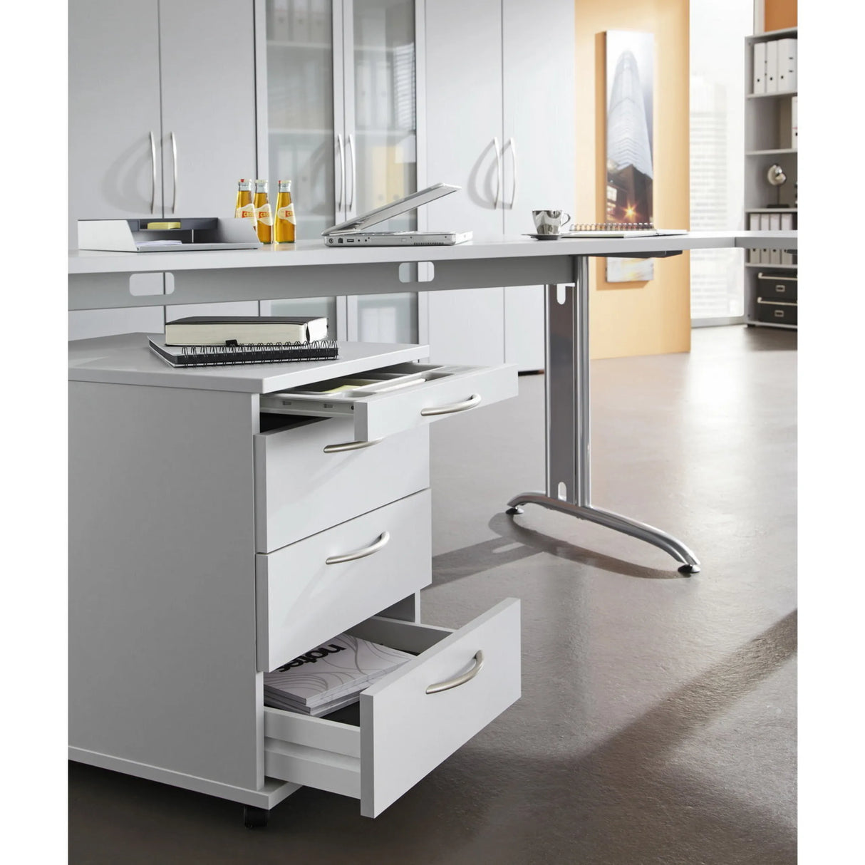 Unterrollcontainer der Serie BELA 82 S mit drei ausgezogenen Schubladen von hjh OFFICE PRO