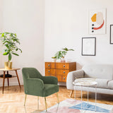 Grüner Loungesessel THASSOS mit goldenen Beinen in einem hellen Wohnzimmer von hjh LIVING