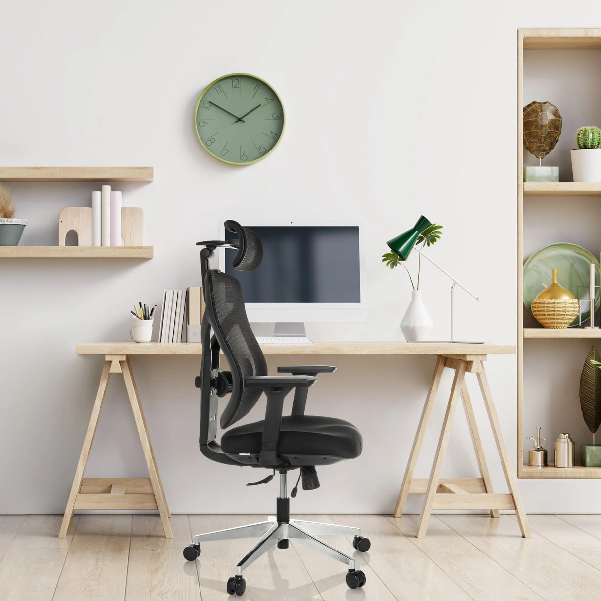 Schwarzer High-End-Bürostuhl CASSILIS B mit Netzrückenlehne und Kopfstütze von hjh OFFICE