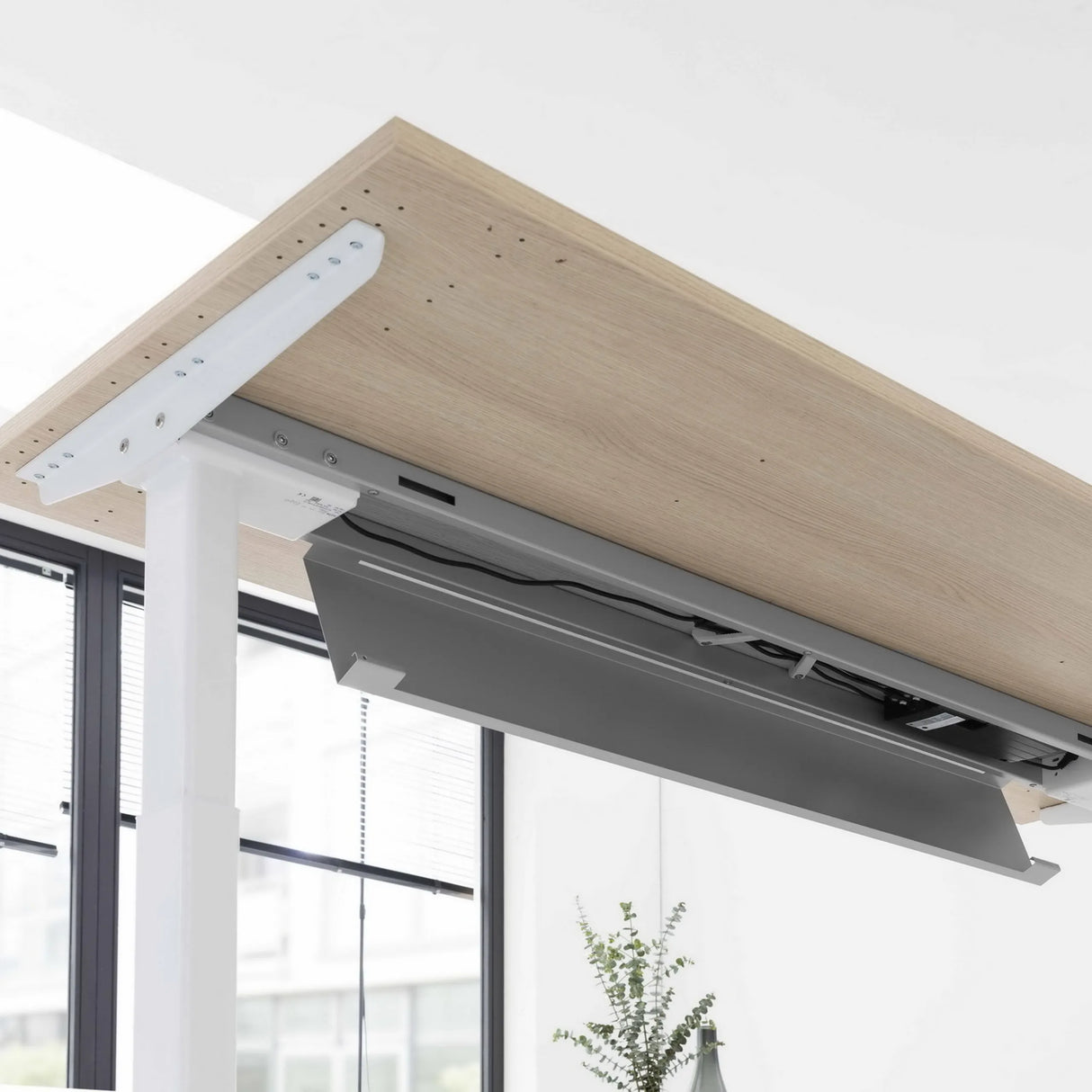 Unterbau und Befestigung der Tischplatte des Schreibtisches XBHM 2E WC in Asteiche von hjh OFFICE PRO