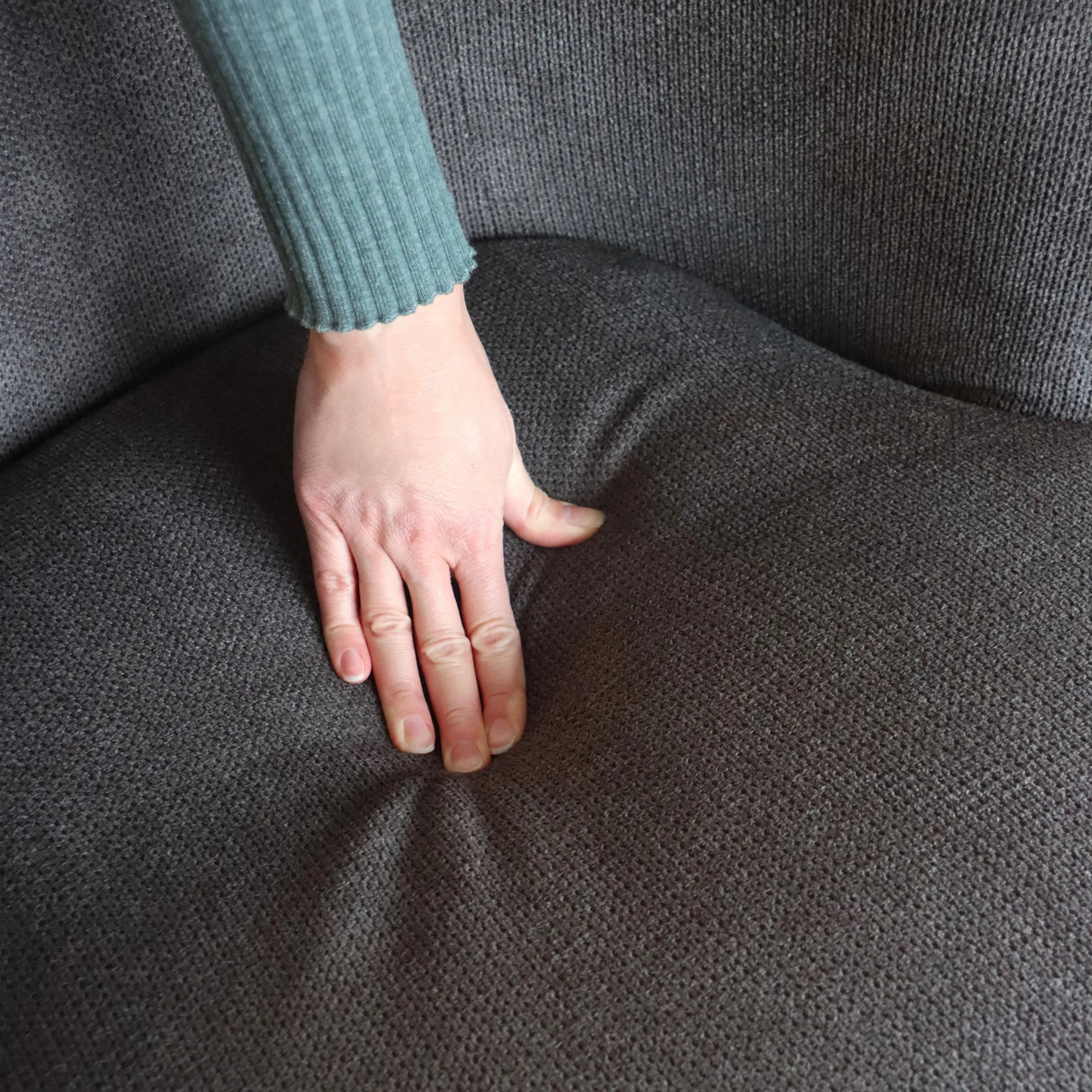 Grauer Stoffbezug der Sitzfläche des Loungesessels BRAMWICH von hjh LIVING