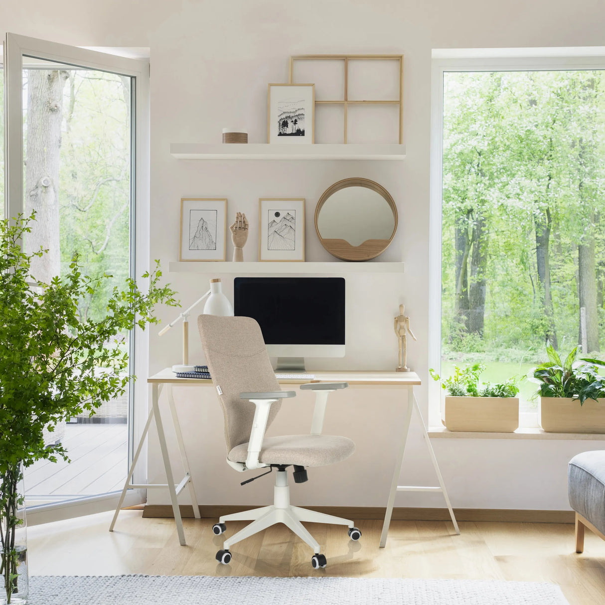 Beiger Homeoffice-Bürostuhl COSIO II mit Armlehnen an einem Schreibtisch in einem hellen Raum von hjh OFFICE