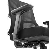 Verstellbare Armlehne und Netzrückenlehne des Profi-Bürostuhls SPINIO von hjh OFFICE