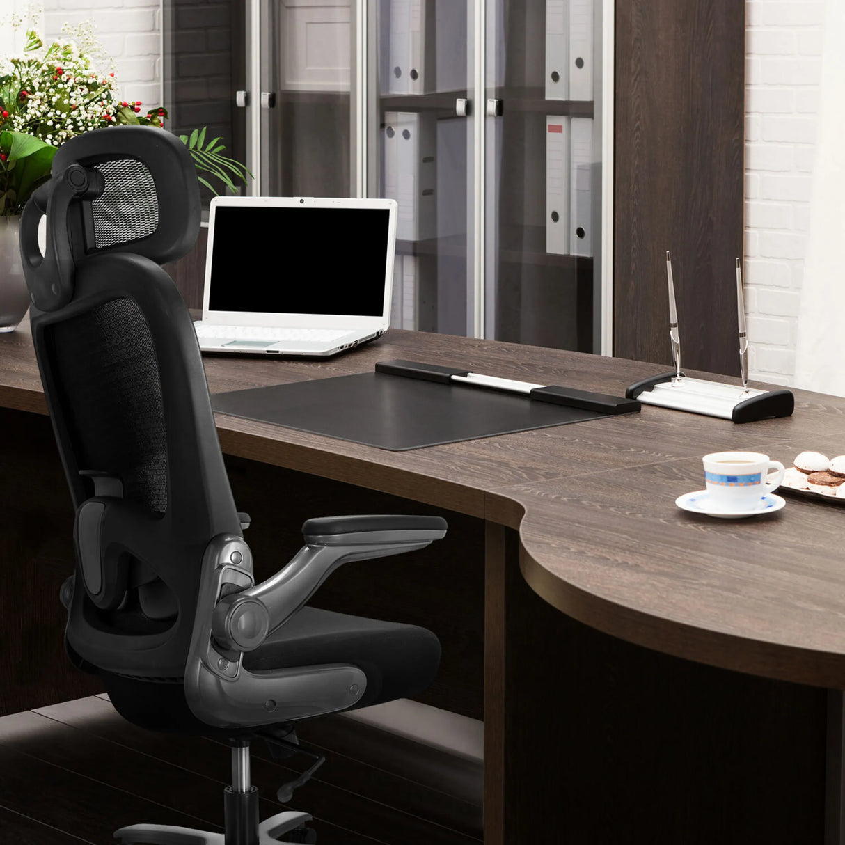 XXL Drehstuhl INSTRUCTOR T I PRO in Schwarz mit Netzrückenlehne an einem dunklen Schreibtisch von hjh OFFICE