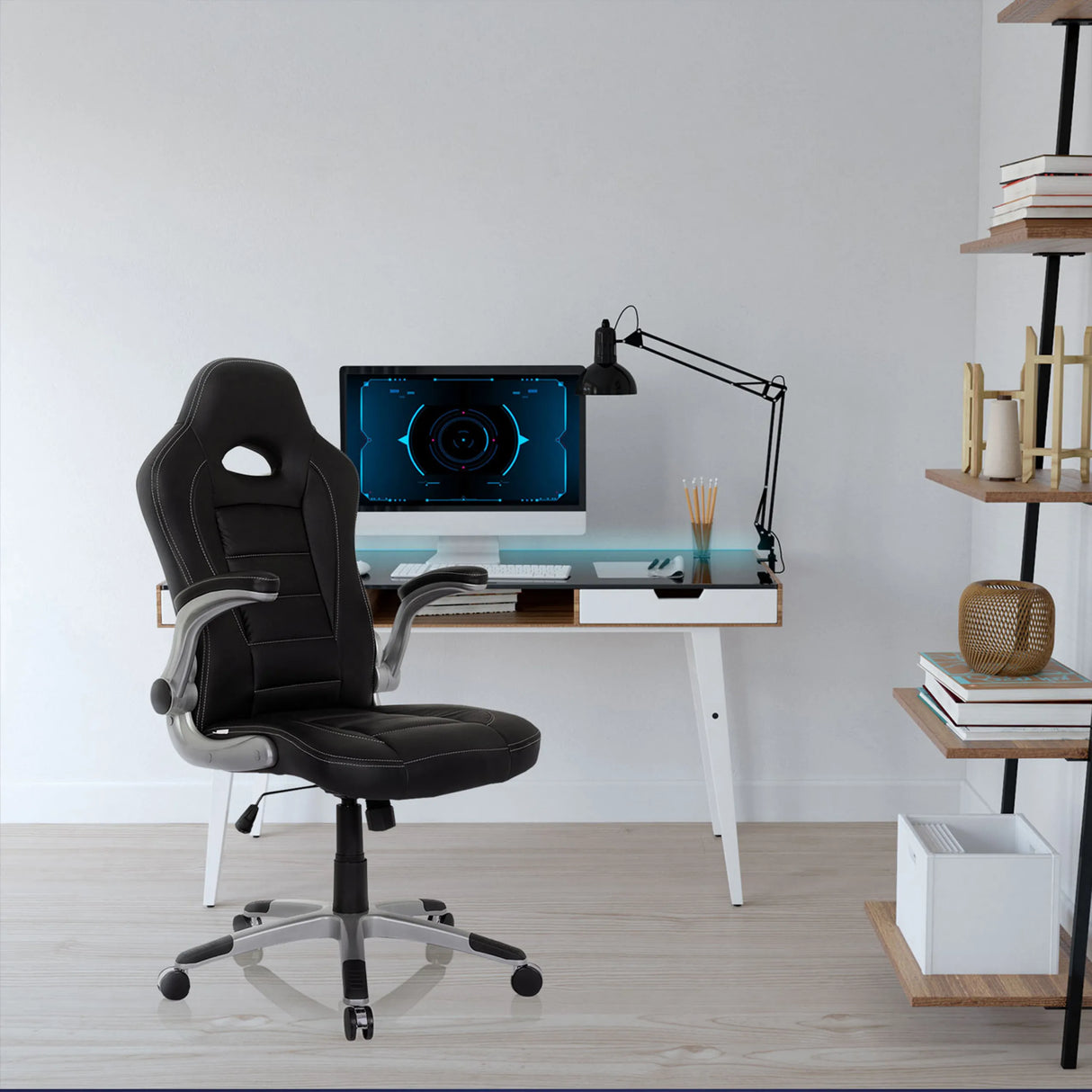 Schwarzer Gamingstuhl GAME SPORT mit Armlehnen und Rollen an einem Schreibtisch von hjh OFFICE