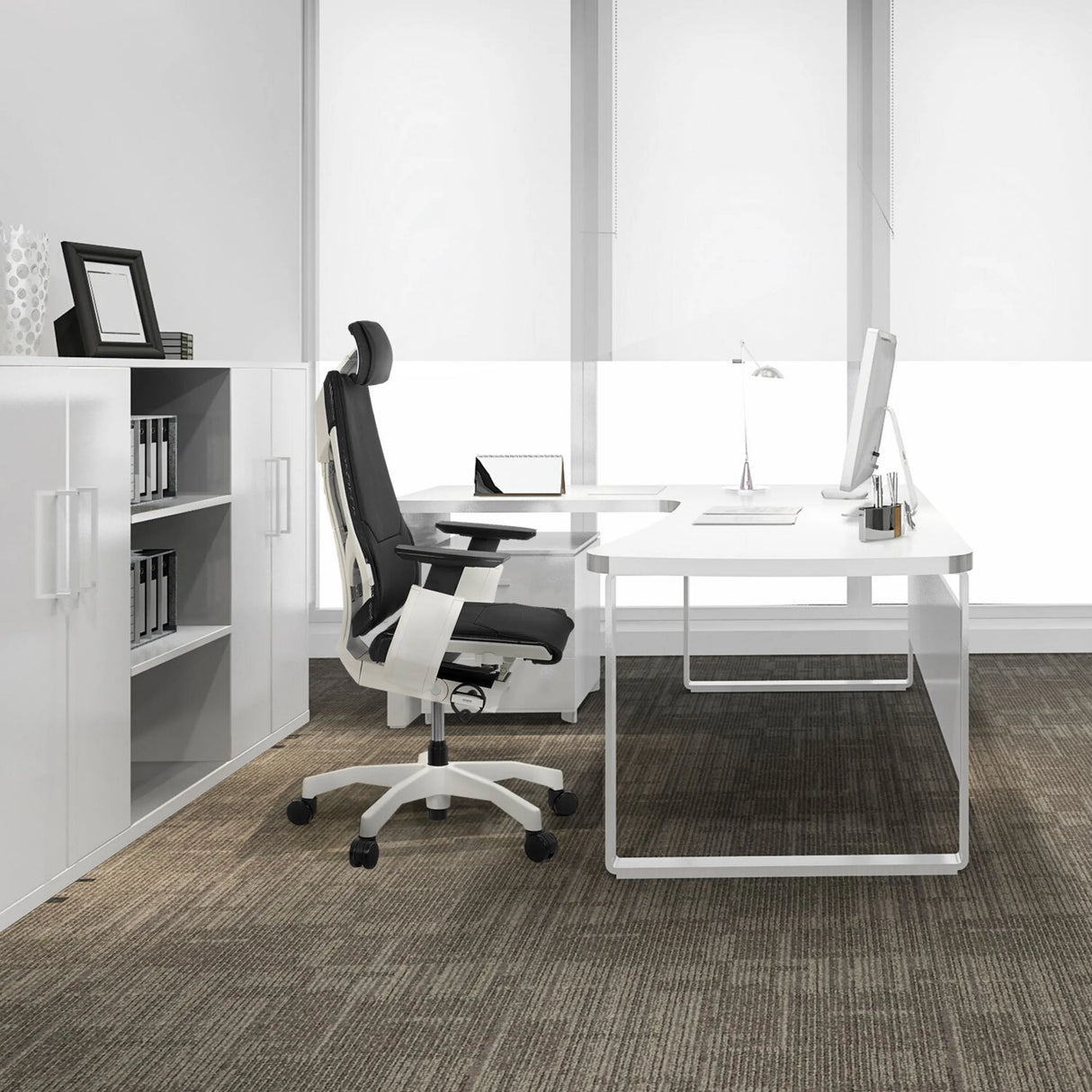 Schwarzer High-End-Bürostuhl GENIDIA PRO WHITE aus Leder an einem weißen Schreibtisch im Büro von hjh OFFICE