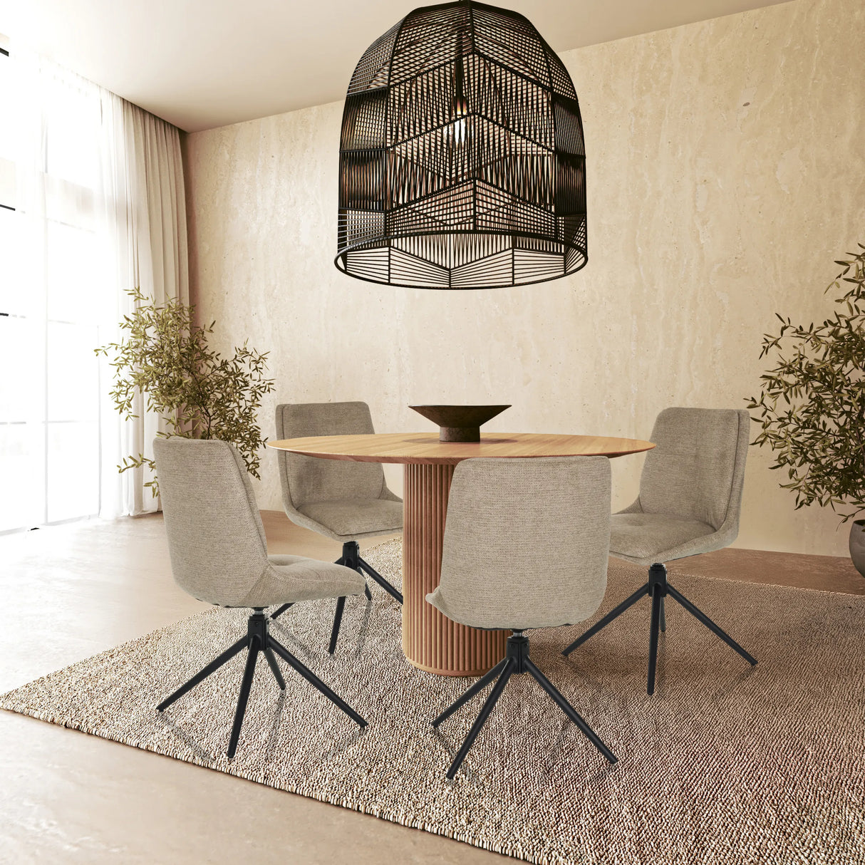 Vier beige Polsterstühle TARVISO I mit schwarzen Sternfüßen an einem runden Holztisch von hjh LIVING