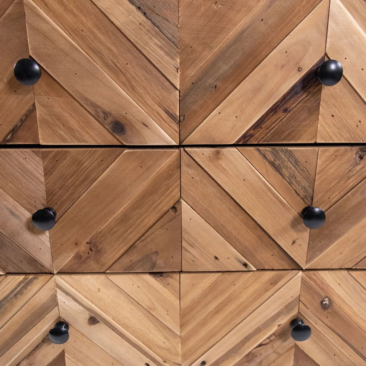 Holzfronten mit Fischgrätenmuster und schwarzen Knöpfen des Sideboards SANTJAGO BLACK SUN L von hjh LIVING