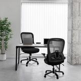 Zwei schwarze XXL Drehstühle INSTRUCTOR SW I mit Netzrücken an einem Schreibtisch von hjh OFFICE