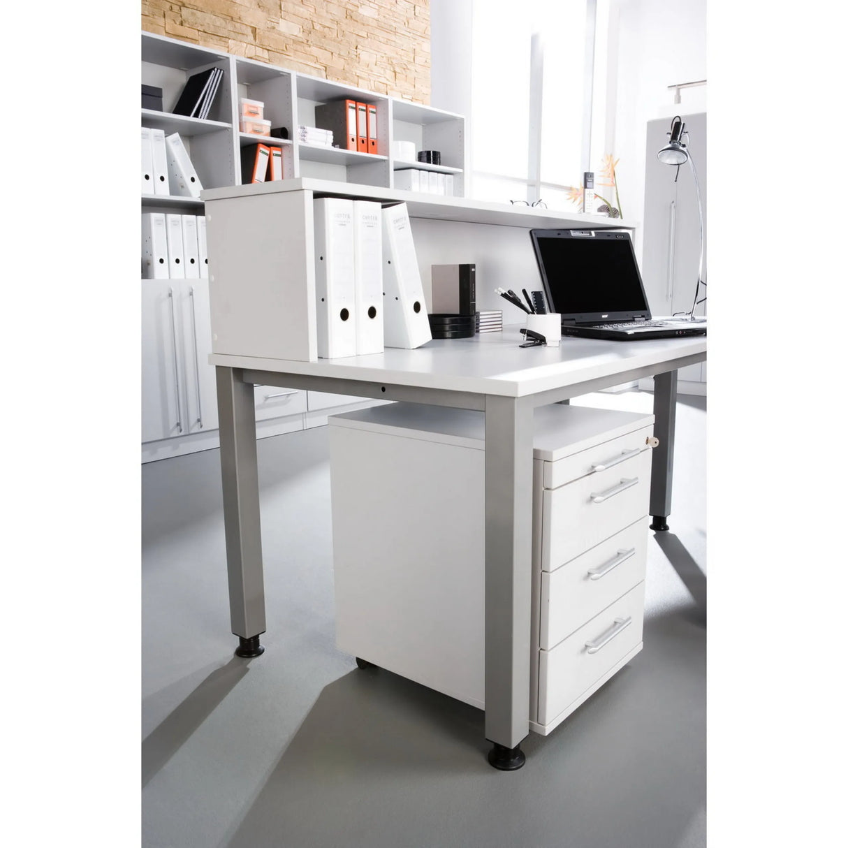 Höhenverstellbarer Schreibtisch QUEO 2E S in Asteiche mit Aufsatz und Rollcontainer von hjh OFFICE PRO