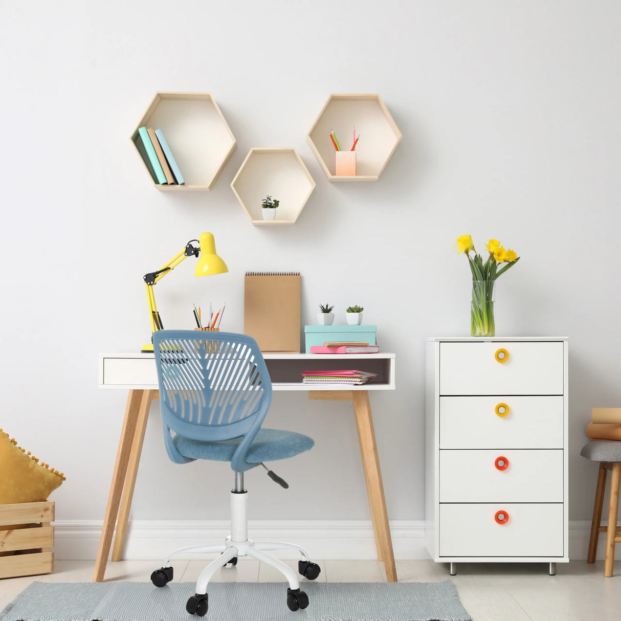 Blauer Kinderdrehstuhl KID QW mit weißem Fußkreuz und Rollen von hjh OFFICE