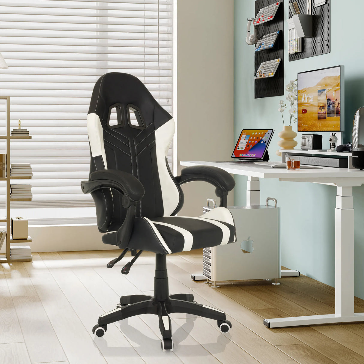 Gamingstuhl GAMEBREAKER W02 in Schwarz und Weiß mit Armlehnen und Rollen in einem modernen Homeoffice von MyBuero