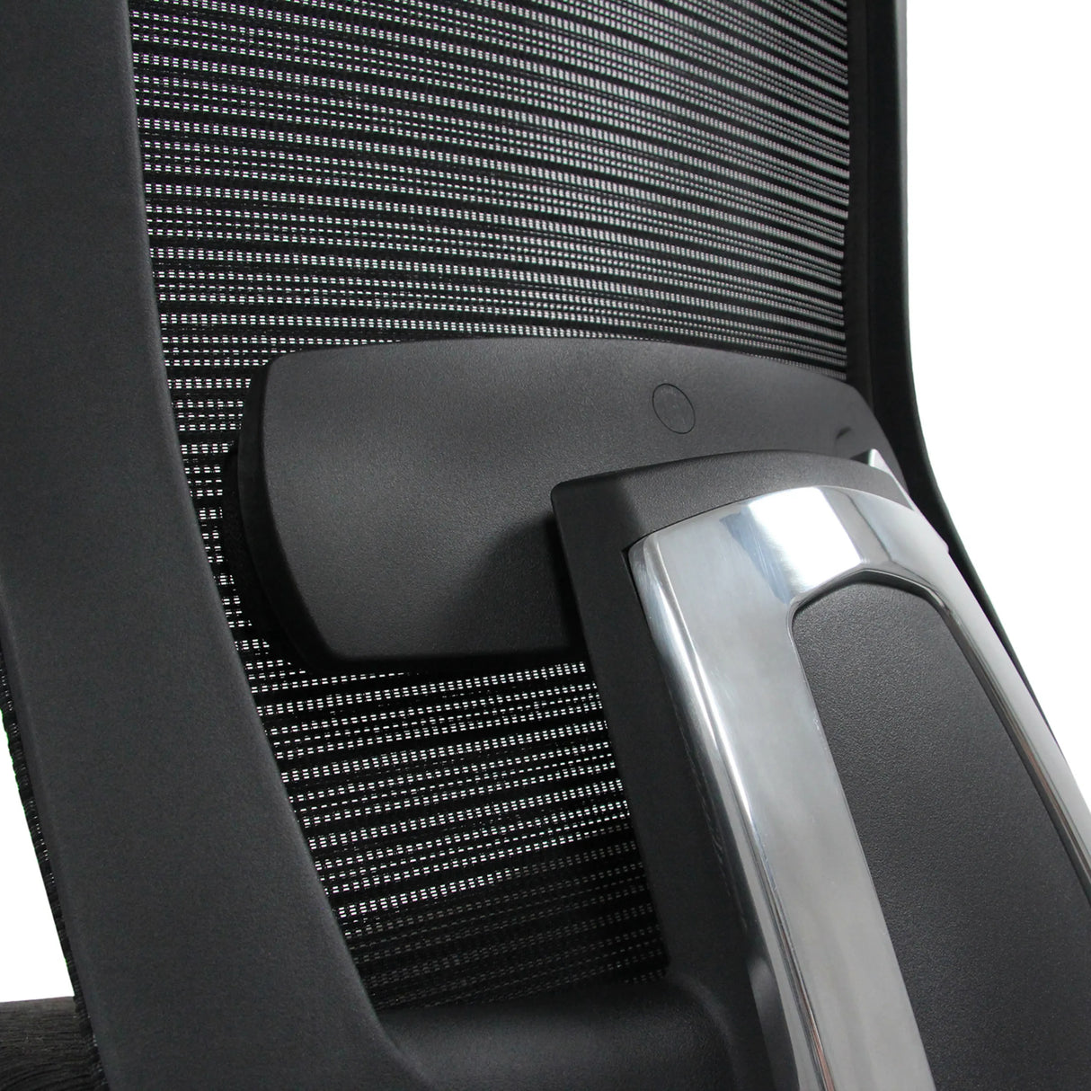 Armlehne mit Chrom-Element und Netzrückenlehne des High-End-Bürostuhls NOVA PRO ALU von hjh OFFICE