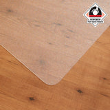Transparente Bodenschutzmatte ULTIMAT aus Polycarbonat auf einem Holzfußboden von Floortex
