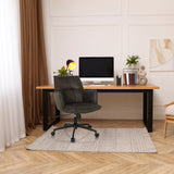 Dunkelgrauer Home-Office-Bürostuhl SOLAO LIFE mit Rollen und Armlehnen vor einem Schreibtisch von hjh LIVING