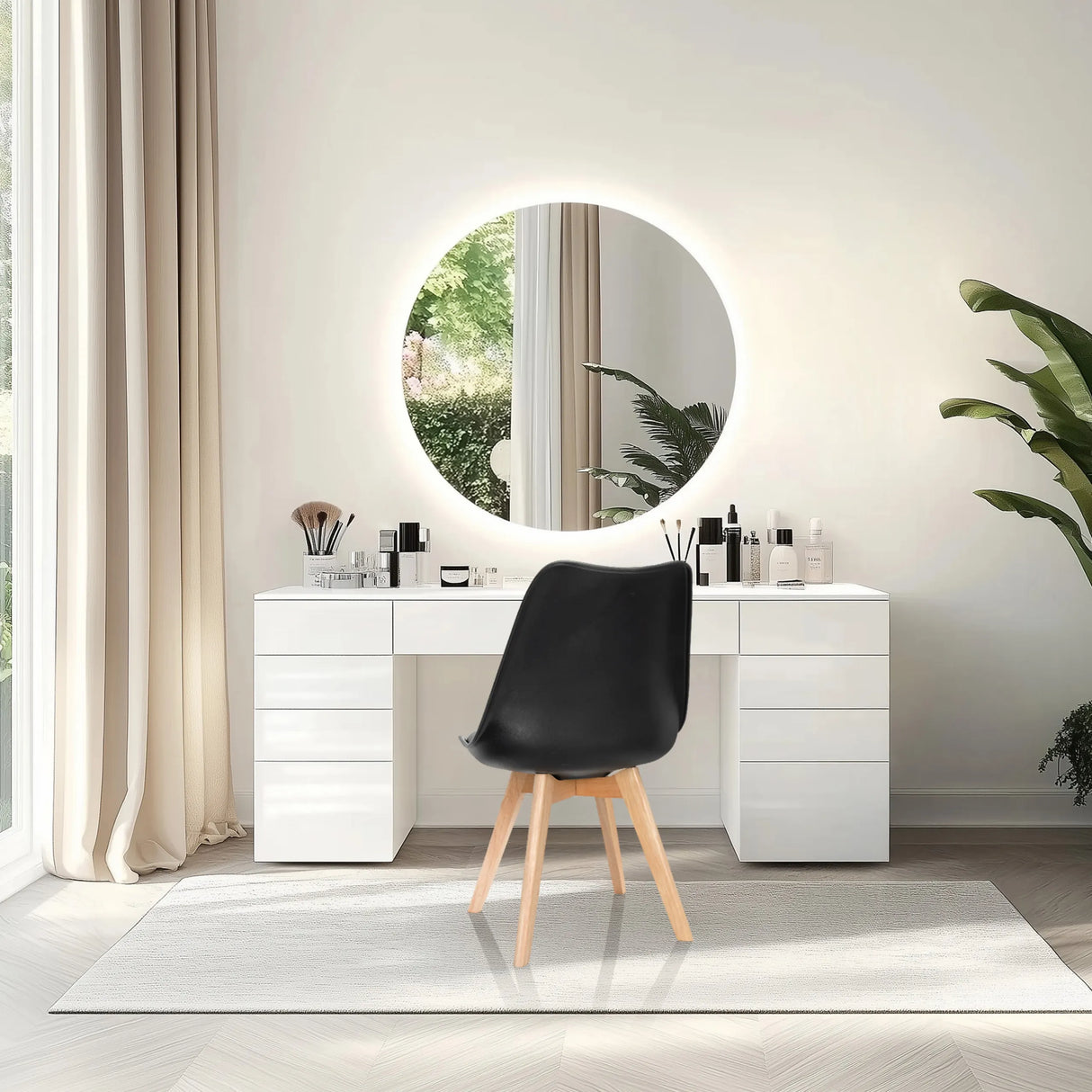 Schalenstuhl SCANDI 4 in Schwarz mit vier hellen Holzbeinen vor einem Schminktisch von hjh OFFICE