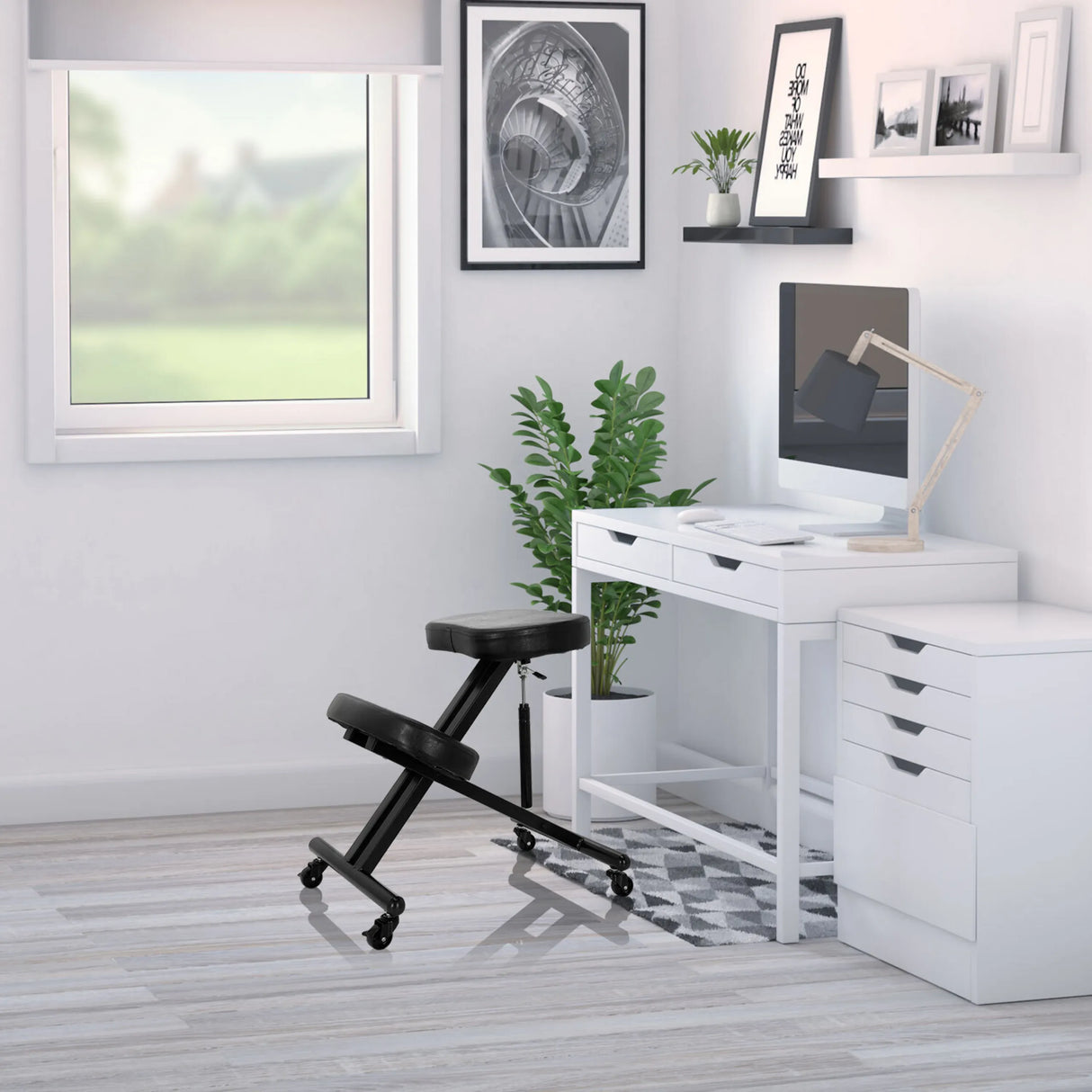 Schwarzer Kniehocker ORTHONI mit Rollen in einem hellen Büro vor einem weißen Schreibtisch von hjh OFFICE