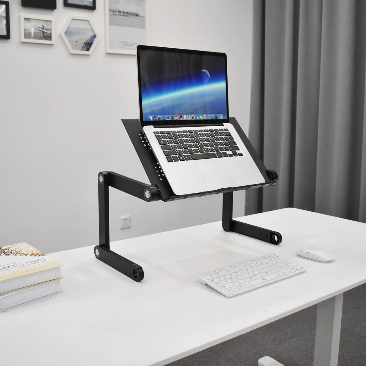 Schreibtischaufsatz VM-SA II in Schwarz mit einem Laptop auf einem weißen Schreibtisch von hjh OFFICE