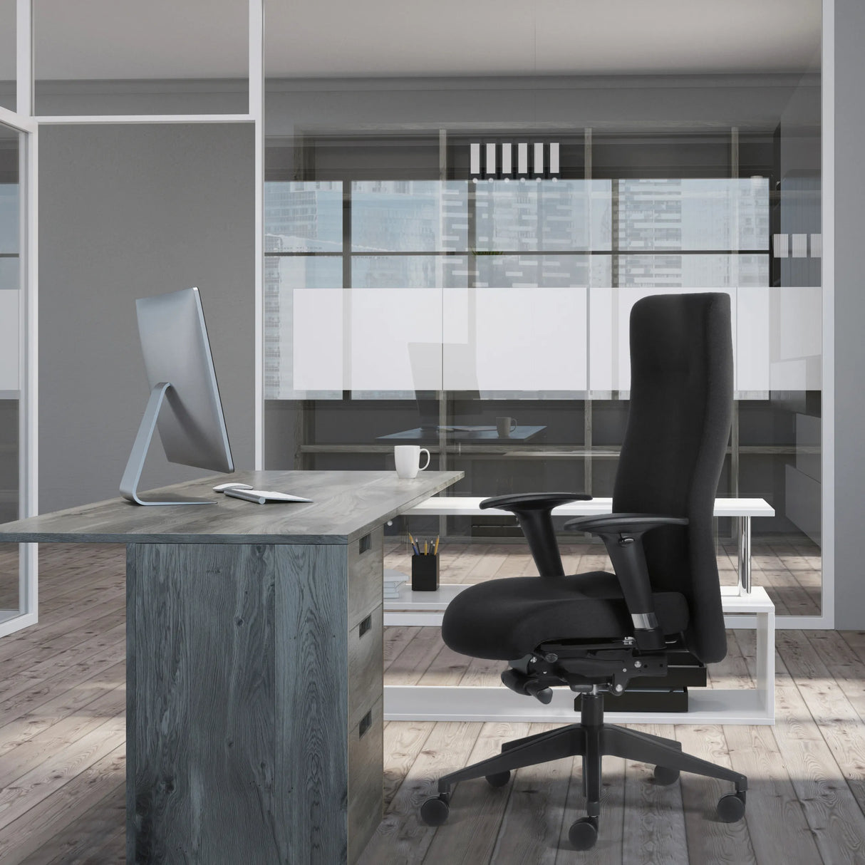 Luxus-Chefsessel ROVO XP in Schwarz mit hoher Rückenlehne und Armlehnen an einem Schreibtisch von Rovo Chair