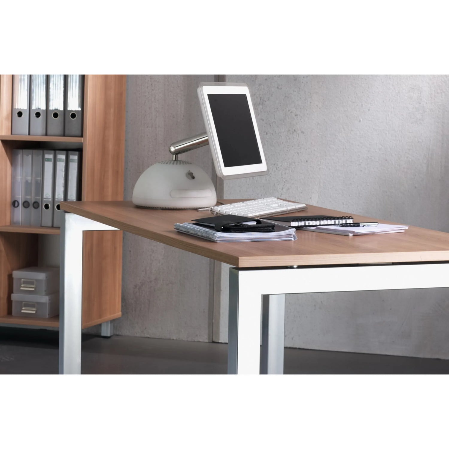Schreibtisch JAVA 19 S in Asteiche mit weißem Gestell aus der Serie JAVA von hjh OFFICE PRO
