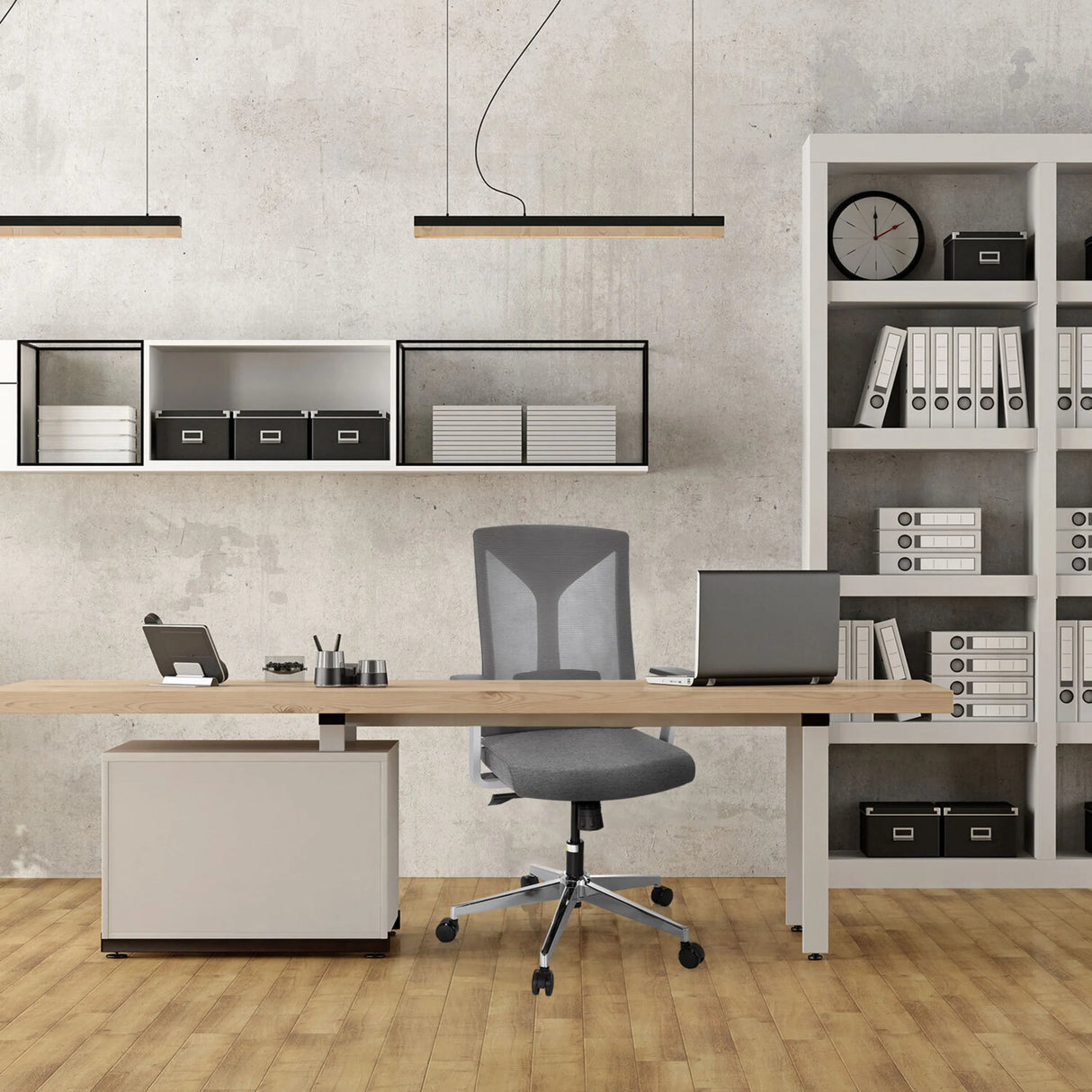 Grauer Profi-Bürostuhl HALIFAX an einem Schreibtisch in einem modernen Büro von hjh OFFICE