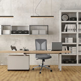 Grauer Profi-Bürostuhl HALIFAX an einem Schreibtisch in einem modernen Büro von hjh OFFICE