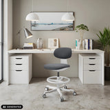 Arbeitsstuhl WORK MF2 W in Dunkelgrau vor einem weißen Schreibtisch von hjh OFFICE (KI-generiertes Bild)