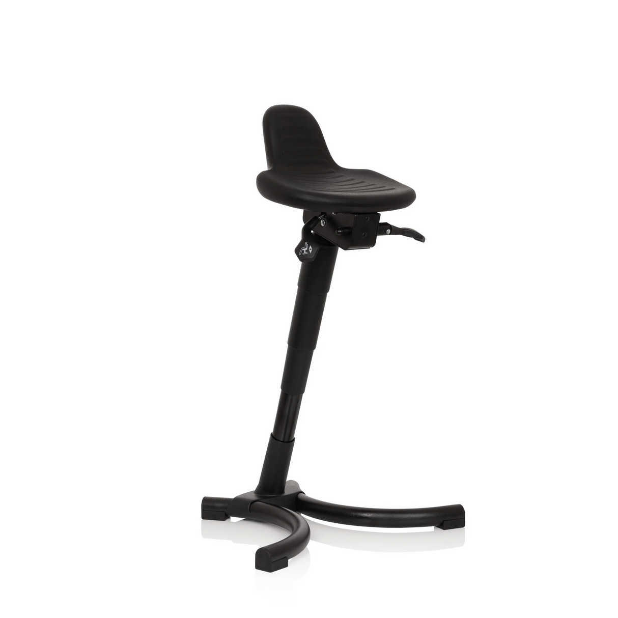 Schwarze Stehhilfe TOP WORK 34 mit Sitzfläche, Rückenlehne und vierfußigem Standfuß von hjh OFFICE – 360-Grad-Ansicht (schräge Frontansicht 40°)