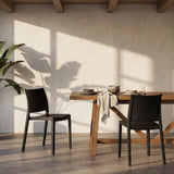 Zwei schwarze Outdoor Stühle T37 V 4 an einem Holztisch in einem hellen Raum von hjh LIVING