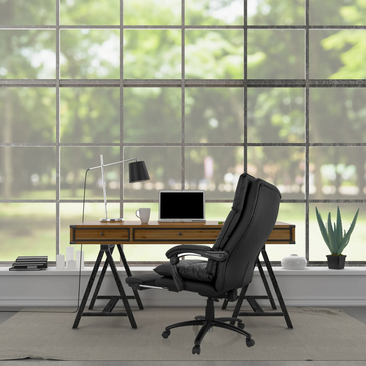 Schwarzer Homeoffice Chefsessel RELAX CL 200 aus Kunstleder an einem Schreibtisch von MyBuero