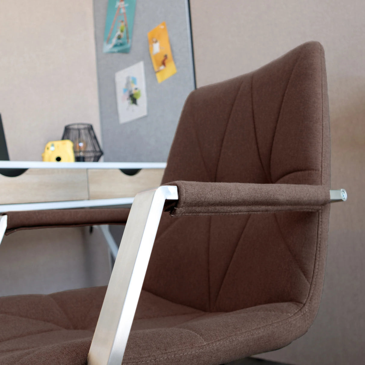 Armlehne mit braunem Polsterbezug des Homeoffice-Bürostuhls SARANTO II von hjh OFFICE