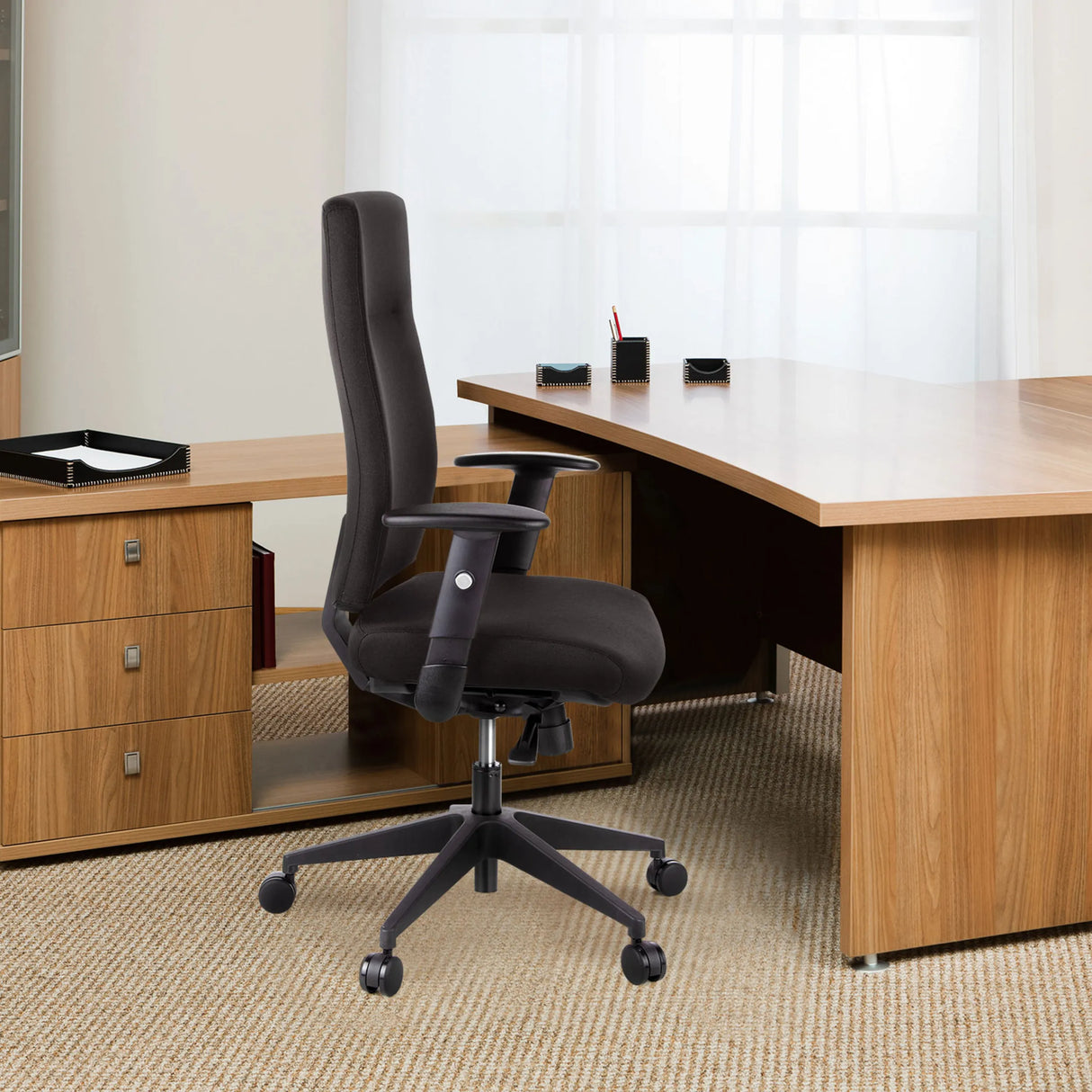 Schwarzer Profi-Bürostuhl PRO-TEC 300 mit hoher Rückenlehne und Armlehnen von hjh OFFICE