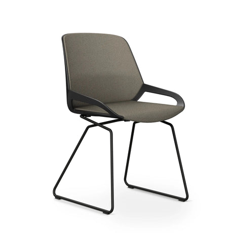 Beiger Besucherstuhl AERIS NUMO COMFORT mit Stoffbezug, schwarzen Armlehnen und einem Kufengestell von Aeris - Impulsmöbel