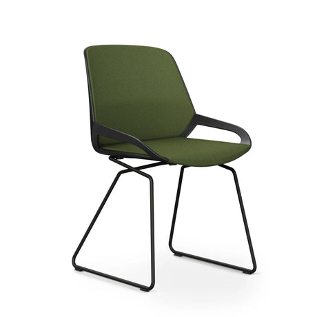 Besucherstuhl AERIS NUMO COMFORT mit farngrünem Stoffbezug, schwarzen Armlehnen und Kufengestell von Aeris - Impulsmöbel