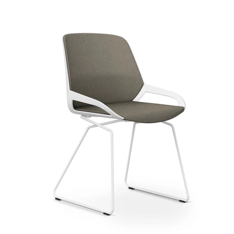Beiger Besucherstuhl AERIS NUMO COMFORT W mit Stoffbezug, weißen Armlehnen und Kufengestell von Aeris - Impulsmöbel