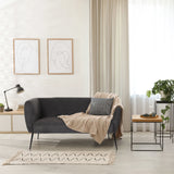 Graues Loungesofa HAYRIVER mit Kissen und Decke in einem hellen Raum von hjh LIVING