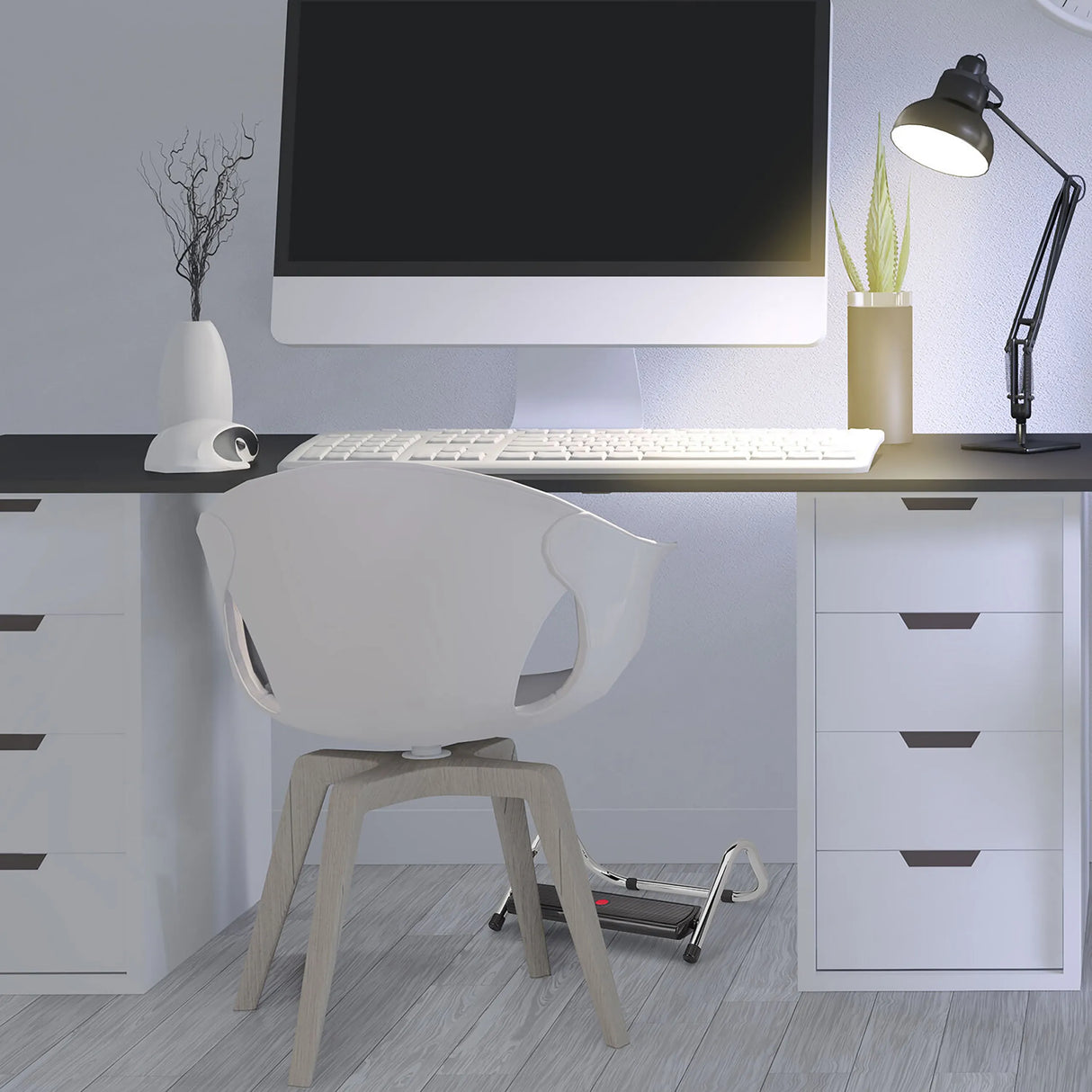 Schwarze Fußablage PODI IV unter einem Schreibtisch im Homeoffice von hjh OFFICE