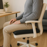 Schwarzes Sitzkissen MEDISIT I auf der Sitzfläche eines hellen Bürostuhls von hjh OFFICE