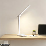 Weiße Schreibtischlampe Lumanova D1 mit schmalem Leuchtkopf auf einem Holztisch von hjh OFFICE (KI-generiertes Bild)