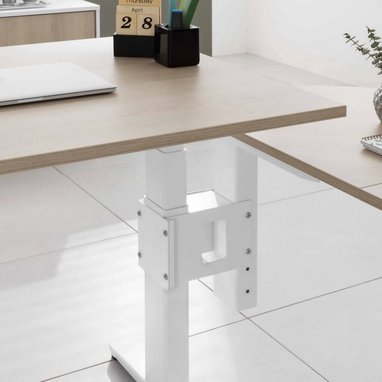 Weißes Untergestell des elektrisch höhenverstellbaren Schreibtisches XBHM 12 SS von hjh OFFICE PRO