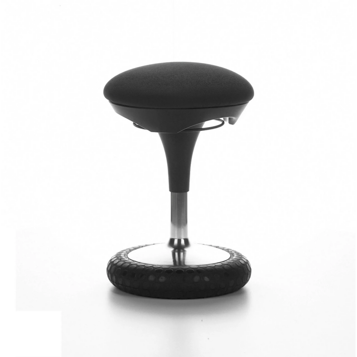 Schwarze Stehhilfe SITNESS 20 mit gepolsterter Sitzfläche und rundem Fuß von Topstar – 360-Grad-Ansicht (schräge Frontansicht 40°)