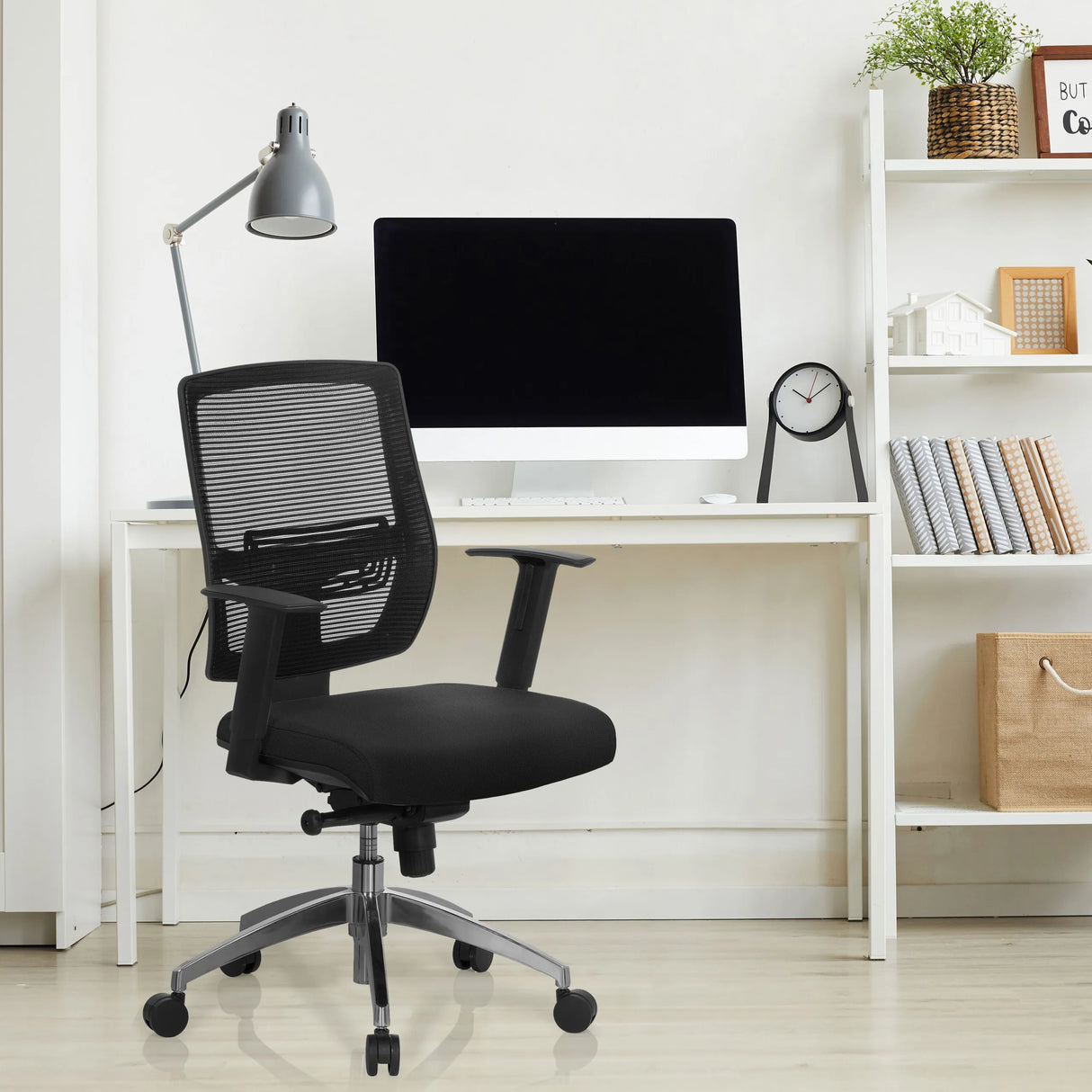 Schwarzer Profi-Bürostuhl NET 90 mit Netzrückenlehne und Armlehnen an einem weißen Schreibtisch von hjh OFFICE