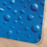 Wassertropfen-Motiv der Bodenschutzmatte ULTIMAT 90x120 in Blau auf hellem Holzboden von Floortex