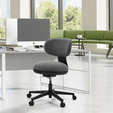 Grauer Homeoffice-Bürostuhl SITMOTION B mit Rollen vor einem weißen Schreibtisch in einem hellen Büro von hjh OFFICE