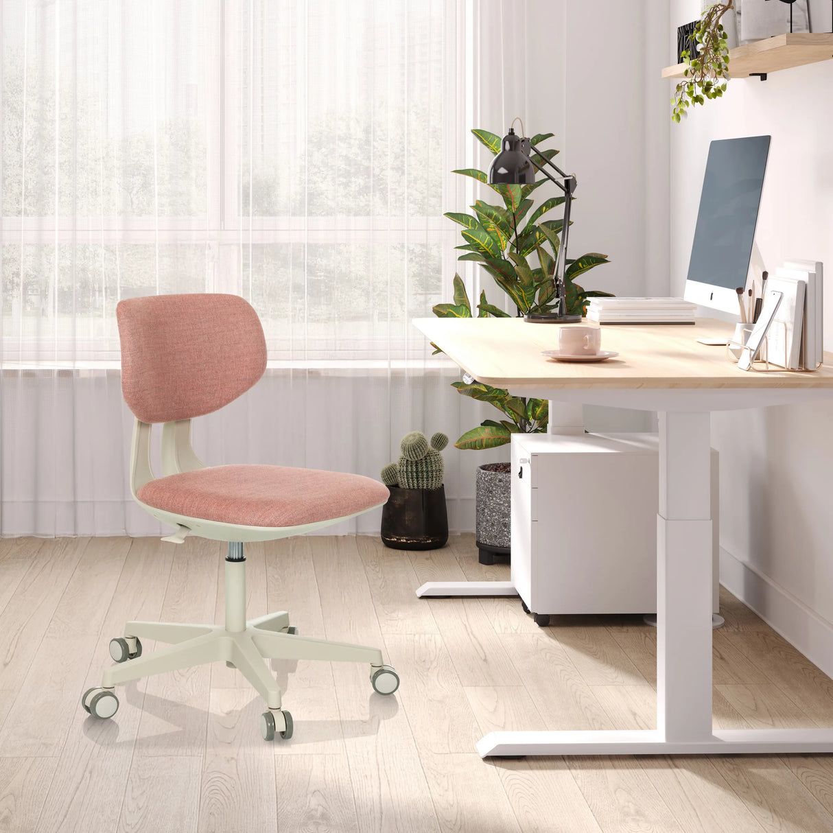 Rosa Kinderdrehstuhl KID CLASSIC mit weißem Gestell und Rollen an einem hellen Schreibtisch von hjh OFFICE