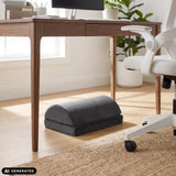 Schwarze Fußablage Podi Velvet 1 unter einem Schreibtisch von hjh OFFICE (KI-generiertes Bild)