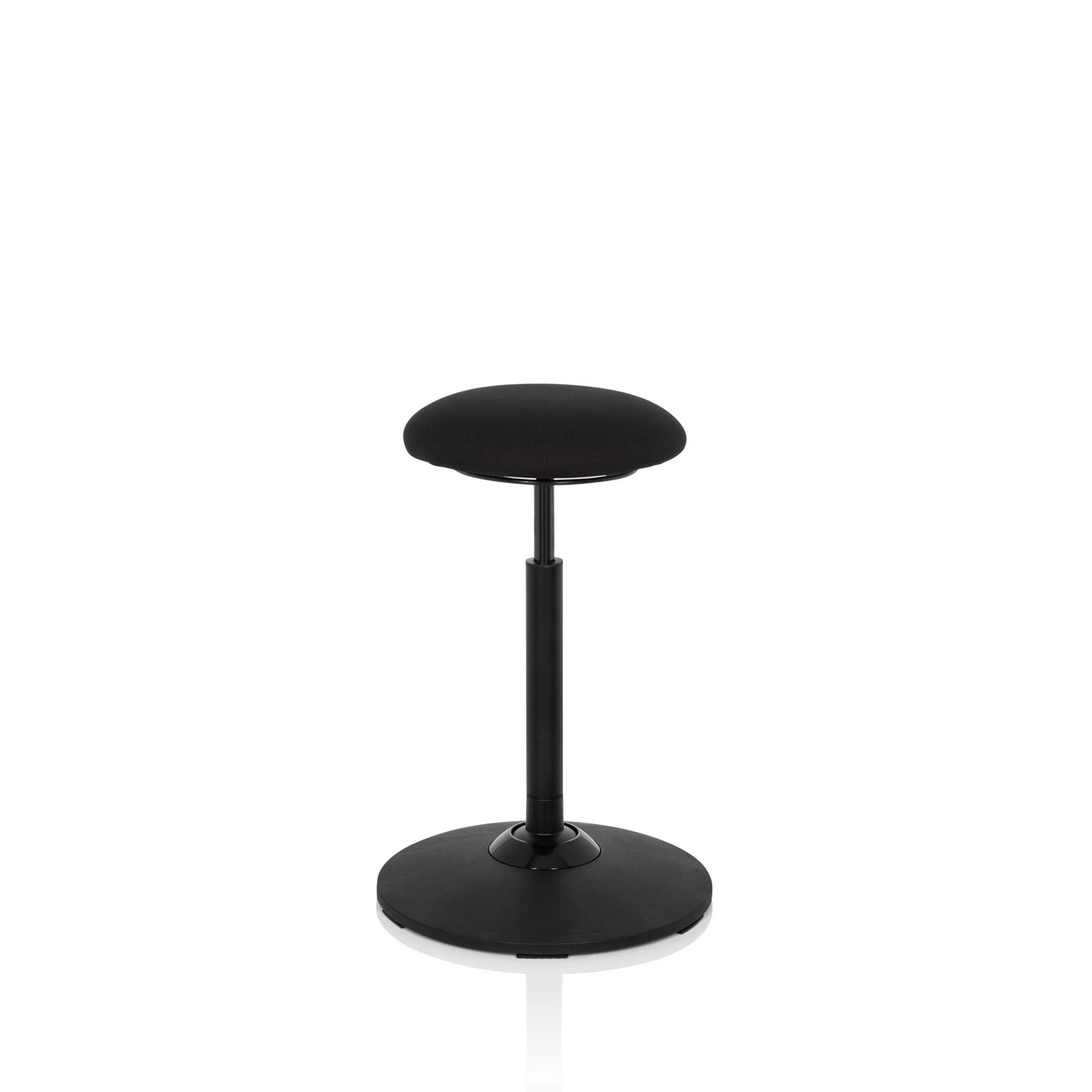 Schwarze Stehhilfe BALANCE SIT mit rundem Sitzpolster und kreisförmigem Standfuß von hjh OFFICE – 360-Grad-Ansicht (schräge Frontansicht 60°)